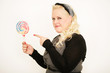 Frau mit Lutscher