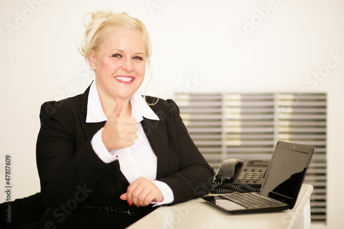 Photo: Frau am Arbeitsplatz mit Laptop Frau am Arbeitsplatz mit Laptop
