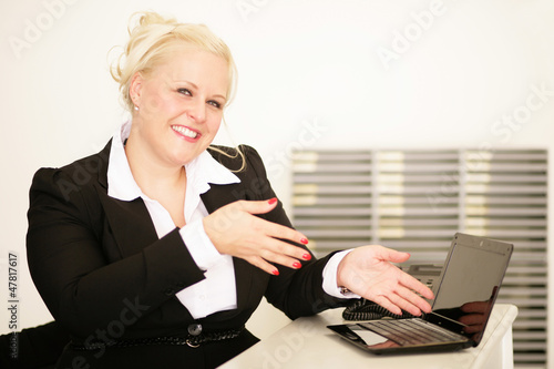 Photo: Geschäftsfrau zeig auf Laptopbildschirm Geschäftsfrau zeig auf Laptopbildschirm