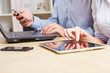 Geschäftsleute mit Smartphone und Tablet Computer