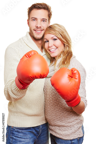 Photo: Paar mit roten Boxhandschuhen Paar mit roten Boxhandschuhen