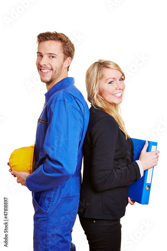 Photo: Handwerker und Geschäftsfrau lachen zusammen Handwerker und Geschäftsfrau lachen zusammen