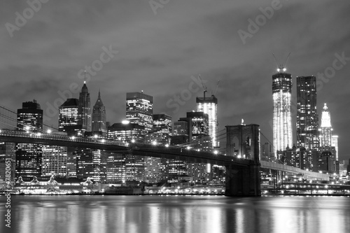 Fototapeta Brooklyn Bridge and Manhattan Skyline At Night, New York City