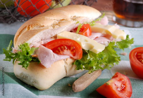Photo: panino con prosciutto, pomodoro e formaggio panino con prosciutto, pomodoro e formaggio