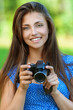 Foto: happy beautiful young woman with camera happy beautiful young woman with camera