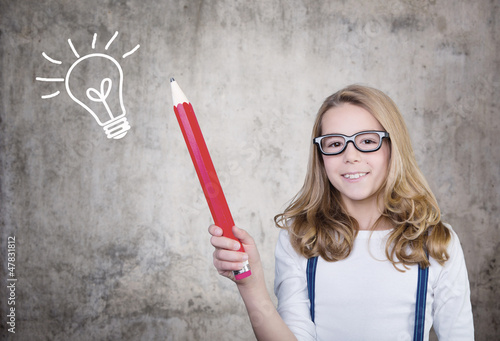 Photo: kind mit stift überlegt kind mit stift überlegt