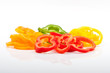 frische Paprika in Scheiben isoliert auf weiß