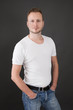 Gut aussehender junger Mann in Jeans