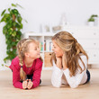 mutter und tochter zu hause