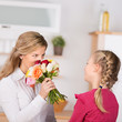 kind schenkt seiner mutter blumen