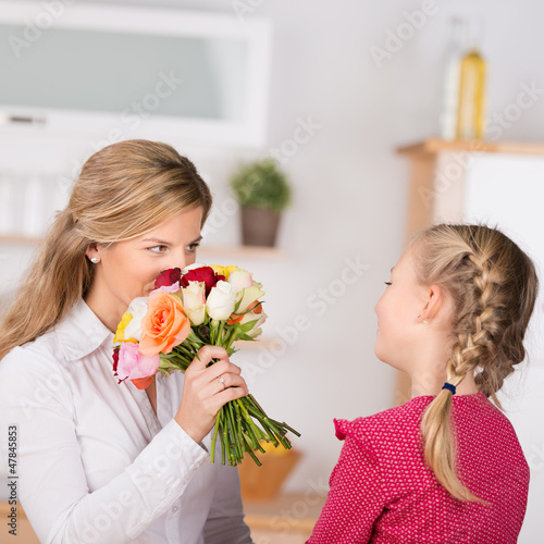 Photo: kind schenkt seiner mutter blumen kind schenkt seiner mutter blumen