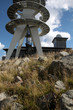 Foto: Fuß des Fernsehturms auf dem Brocken mit Brockenherberge im Hint Fuß des Fernsehturms auf dem Brocken mit Brockenherberge im Hint