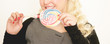 Blondine mit buntem Lolli