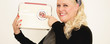 Blonde Frau mit Radio