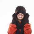 Frau versteckt sich unter Strickmütze