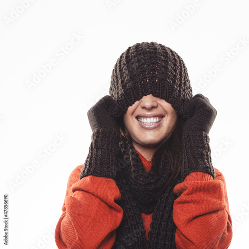 Photo: Frau versteckt sich unter Strickmütze Frau versteckt sich unter Strickmütze