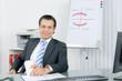 entspannter mitarbeiter im büro