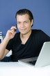 junger mann telefoniert mit dem smartphone