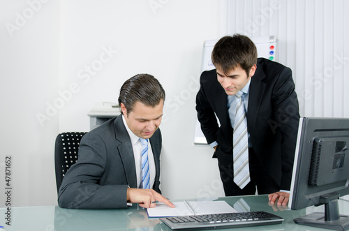 Photo: Arbeitskollege zeigt einen möglichen Termin Arbeitskollege zeigt einen möglichen Termin