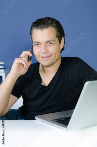 Photo: junger mann telefoniert mit dem smartphone junger mann telefoniert mit dem smartphone