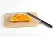 Scheibe Brot mit Aprikosenmarmelade