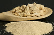 Backzutat Trockenhefe und frische Hefe