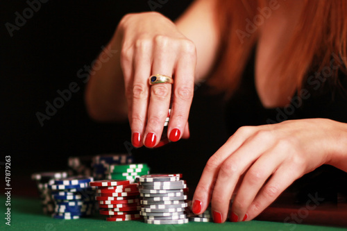 Photo: Frau spielt Poker Frau spielt Poker