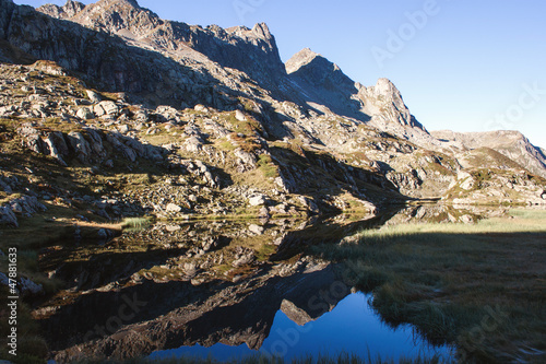 Photo: Lac de montagne et reflet Lac de montagne et reflet