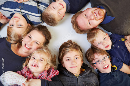 Photo: Kinderreiche Familie liegt im Kreis Kinderreiche Familie liegt im Kreis