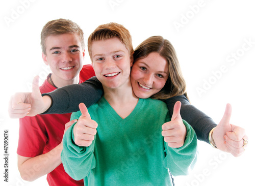 Photo: Drei Jugendliche mit Daumen hoch Drei Jugendliche mit Daumen hoch