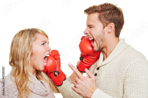 Photo: Paar kämpft mit Boxhandschuhen Paar kämpft mit Boxhandschuhen