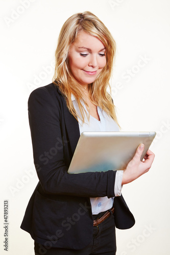 Photo: Geschäftsfrau schaut auf Tablet PC Geschäftsfrau schaut auf Tablet PC