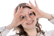 junge Frau formt Finger zur Brille