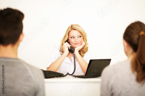 Photo: Frau im Kundengespräch Frau im Kundengespräch