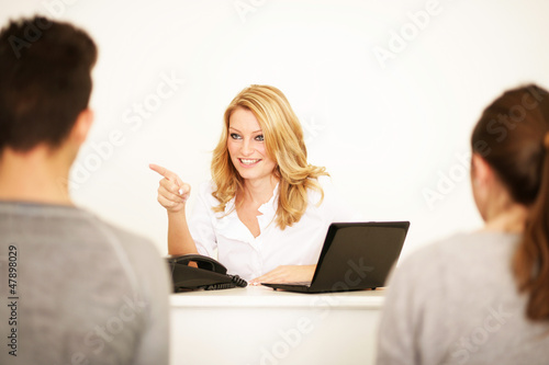 Photo: Frau im Kundengespräch Frau im Kundengespräch