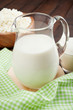 Foto: Milk jug, cottage cheese in rustic wooden plate and sour cream Milk jug, cottage cheese in rustic wooden plate and sour cream