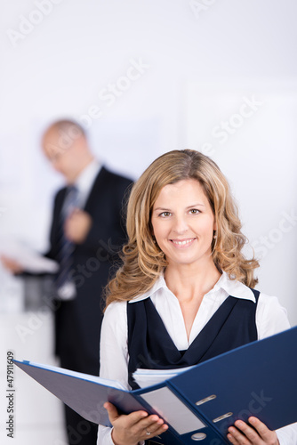 Photo: frau im büro liest aktenorder frau im büro liest aktenorder