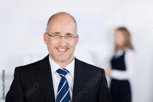 Photo: seriöser geschäftsmann im büro seriöser geschäftsmann im büro