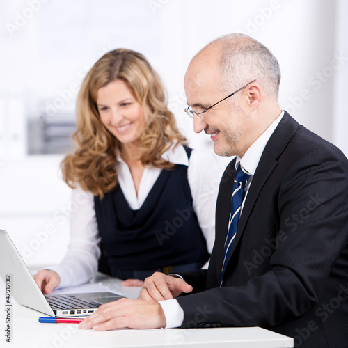 Photo: kollegen am arbeitsplatz kollegen am arbeitsplatz