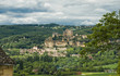 Dorf mit Burg in Frankreich