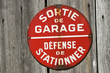 Altes rotes Straßenschild