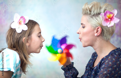 Photo: Colorful picture of playing mother and daughter Colorful picture of playing mother and daughter