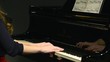piano tocado por mujer