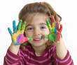 Niña con las manos pintadas