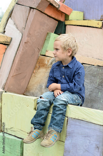 Photo: Kind wartet alleine Kind wartet alleine