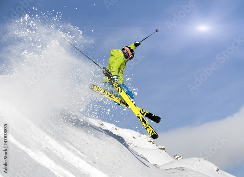 Photo: Jugendlicher Skifahrer springt im Tiefschnee Jugendlicher Skifahrer springt im Tiefschnee