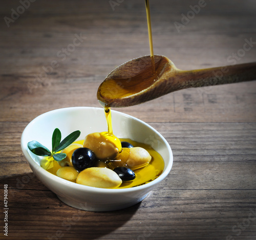 Photo: Anrichten von Oliven mit Olivenöl Anrichten von Oliven mit Olivenöl