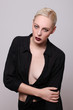 junge frau in bluse