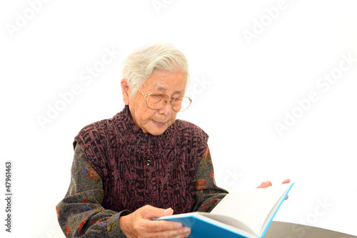 Photo: 読書を楽しむ高齢者 読書を楽しむ高齢者