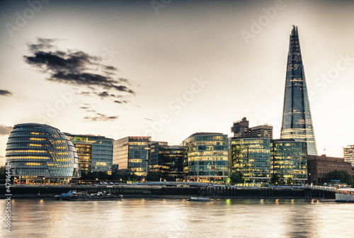 Photo: London Skyline at Dusk with City Hall and Modern Buildings, Rive London Skyline at Dusk with City Hall and Modern Buildings, Rive